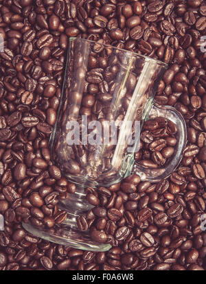 Irish Coffee Glas stecken in frischen Kaffeebohnen Stockfoto