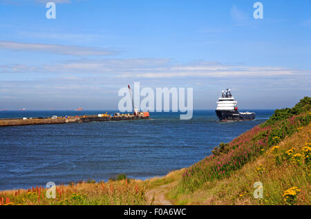 Ein Versorgungsschiff, Eintritt in den Hafen von Aberdeen, Schottland, Vereinigtes Königreich. Stockfoto