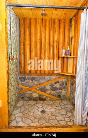 Log und Stein Dusche in einer Blockhütte in Minam River Lodge in Oregon Wallowa Mountains. Stockfoto