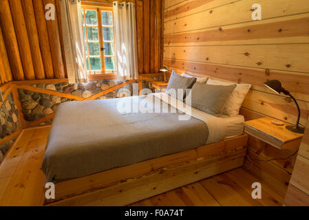 Schlafzimmer von einem Blockhaus in Minam River Lodge in Oregon Wallowa Mountains. Stockfoto