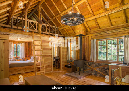 Innenraum einer Blockhütte in der Minam River Lodge in Oregon Wallowa Mountains. Stockfoto