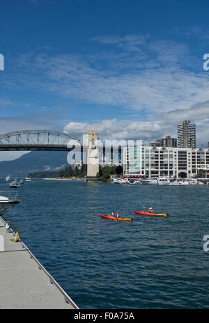 Zwei Kajaks im False Creek, Vancouver, in der Nähe von Burrard Street Bridge und Granville Island. Stockfoto