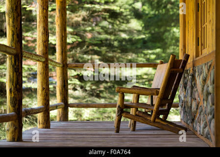 Log-Stuhl auf der Veranda ein Blockhaus in Minam River Lodge in Oregon Wallowa Mountains. Stockfoto