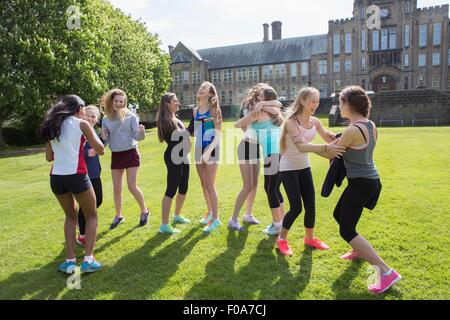 Gruppe von Studenten, die Pause im Feld Stockfoto