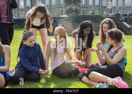 Gruppe von Studenten, die Pause im Feld Stockfoto