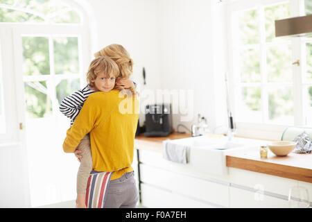 Mutter mit Sohn in der Küche Stockfoto