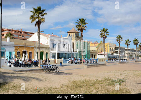 Restaurants, Cafés und Bars am Meer promenade am Malvarossa Strand in Valencia, Spanien. Mit Menschen sitzen an Tischen Stockfoto