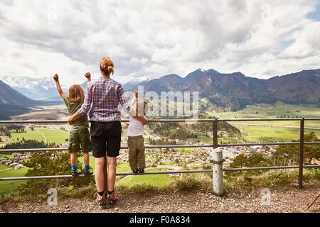 Mutter und Söhne Blick auf Berge, Rückansicht, Garmisch-Partenkirchen, Bayern, Deutschland Stockfoto