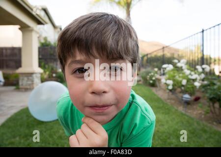 Porträt des jungen, hand unter Kinn Stockfoto