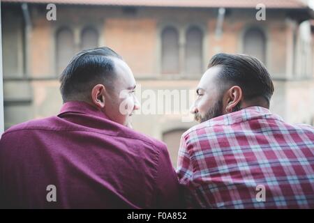 Gay paar Blick aus Fenster Stockfoto