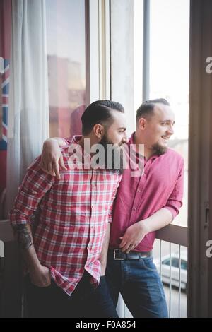 Gay paar Blick aus Fenster Stockfoto