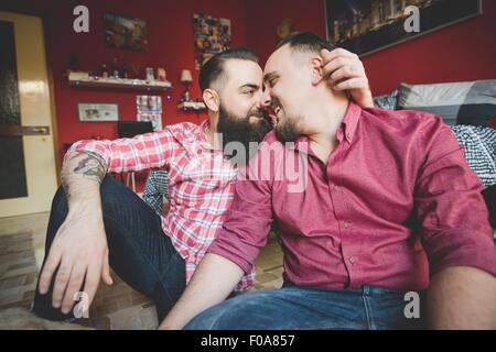 Gay paar reiben Nasen im Schlafzimmer Stockfoto