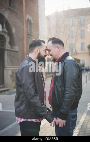 Gay paar Hand in Hand und rieb sich die Nase auf Straße Stockfoto