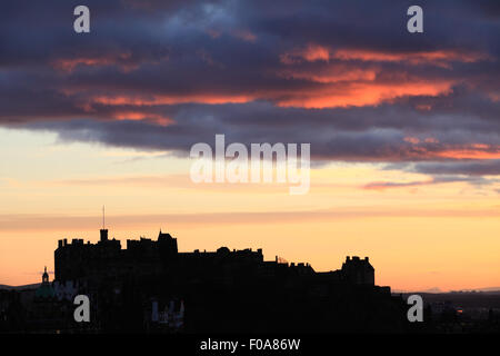 dunkle Wolken über Edinburgh Castle bei Sonnenuntergang Stockfoto