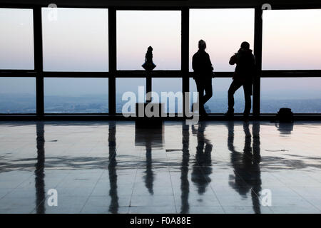 Zwei Personen genießen den Blick von der Aussichtsplattform des Carlton Tower (das höchste Gebäude in Afrika.) In Johannesburg. Stockfoto