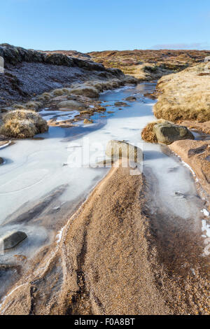 Eine gefrorene Stream auf winterlichen Moor. Eis auf Edale Moor im Winter, Kinder Scout, Derbyshire Peak District National Park, England, Großbritannien Stockfoto