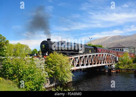 West Coast Bahn Dampfzug der Überquerung der Hängebrücke in Neptune's auf dem Caledonian Canal in Fort William, Schottland. Stockfoto