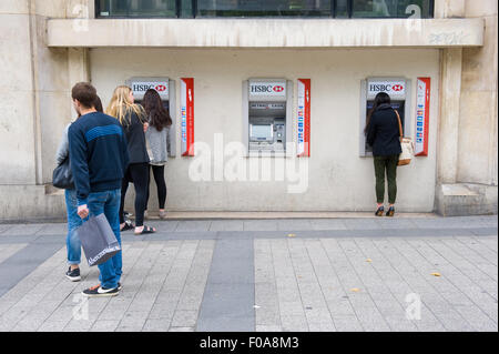 PARIS, Frankreich - 28. Juli 2015: Menschen warten auf einen Geldautomaten Geld abheben auf einer Straße in Paris in Frankreich. Stockfoto