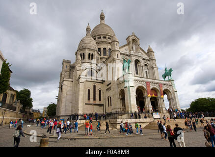 PARIS, Frankreich - 27. Juli 2015: Touristen die Kathedrale Sacre Coeur in Montmartre in Paris in Frankreich besuchen Stockfoto