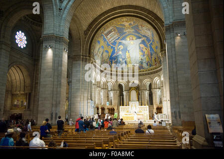 PARIS, Frankreich - 27. Juli 2015: Touristen besuchen und beten in der Sacre-Coeur-Kathedrale in Montmarte in Paris in Frankreich Stockfoto