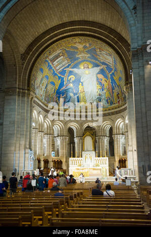 PARIS, Frankreich - 27. Juli 2015: Touristen besuchen und beten in der Kathedrale Sacre Coeur in Montmartre in Paris in Frankreich Stockfoto