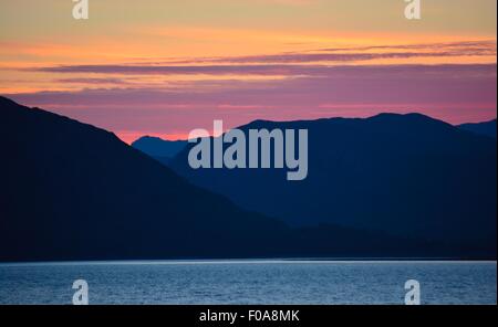 Farbenfroher Sonnenuntergang über Loch Linnhe, Schottland. Stockfoto