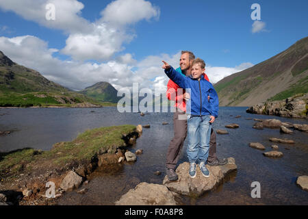 Vater und Sohn genießen Sie den Blick auf Wastwater im Lake District Cumbria, UK Stockfoto