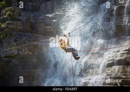 Mann Abseilen Wasserfall, Ehrwald, Tirol, Österreich Stockfoto