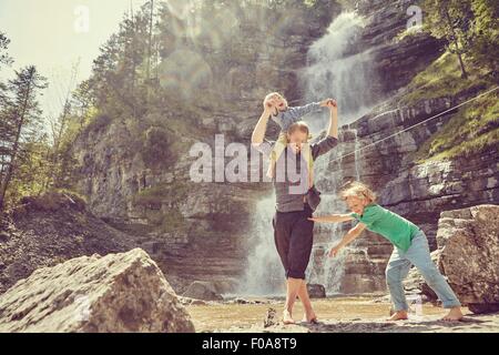 Zwei-Generationen-Familie Spaß mit Wasserfall, Ehrwald, Tirol, Österreich Stockfoto