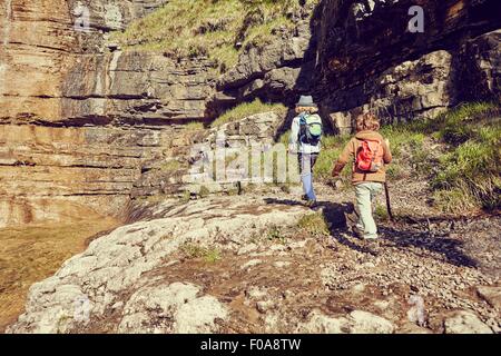 Zwei Kinder, Wandern, Rückansicht Stockfoto