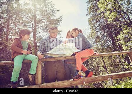 Familie im Wald, Blick auf die Karte, niedrigen Winkel anzeigen Stockfoto