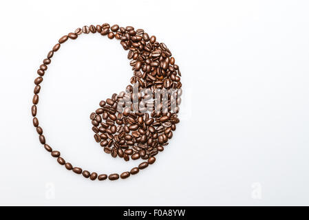 Yin-Yang-Symbol mit Kaffeebohnen hergestellt. Weißen Hintergrund. Stockfoto