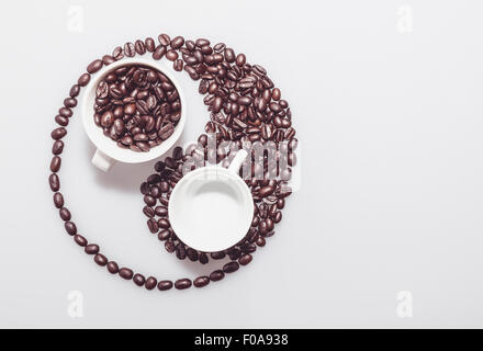 Yin-Yang-Symbol mit Kaffeebohnen hergestellt. Weißen Hintergrund. Stockfoto