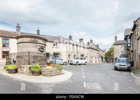 Die Hauptstraße und Wasserbehälter (Brunnen) im Dorf Youlgreave, Derbyshire, Peak District National Park, England, Großbritannien Stockfoto