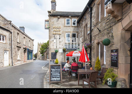 Wanderer saßen draußen das Bulls Head Hotel in Youlgreave, Derbyshire, Peak District, England, UK Stockfoto