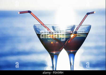 Zwei Cocktails vor sonnenbeschienenen Meer Nahaufnahme Stockfoto