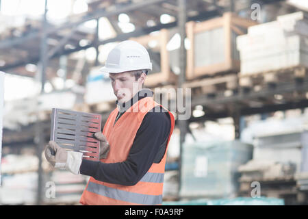 Junge männliche Lager Arbeiter Stahl Produkt im Lager Stockfoto