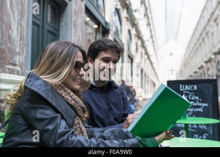 Paar lesen Mittagsmenü in Galeries Royales Saint-Hubert, Brüssel, Flandern, Belgien Stockfoto