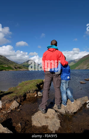 Vater und Sohn genießen Sie den Blick auf Wastwater im Lake District Cumbria, UK Stockfoto