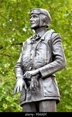 London, England, UK. Statue (2010; Les Johnson) von Sir Keith Park (1892-1975; RAF-Commander) in Waterloo Place Stockfoto