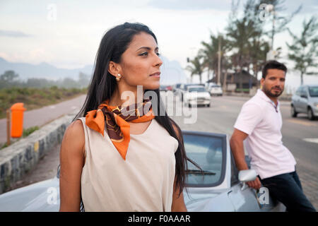 Mitte erwachsenes paar tatenlos Cabrio vom Straßenrand Stockfoto