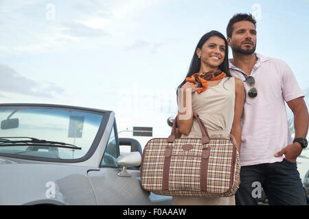 Porträt von Mitte erwachsenes paar tatenlos Cabrio Stockfoto