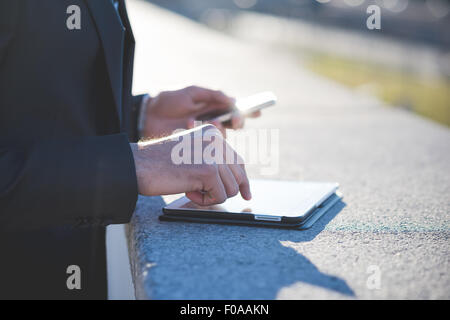 Junger Geschäftsmann mit digital-Tablette auf Dach Stockfoto