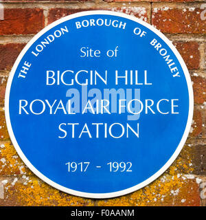 Eine blaue Plakette auf dem ehemaligen Biggin Hill RAF-Flugplatz südlich von London. Stockfoto