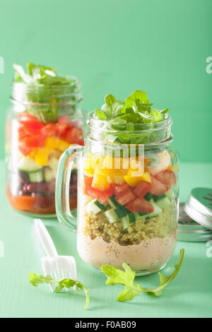 Vegan Quinoa Salat in Einweckgläser Stockfoto