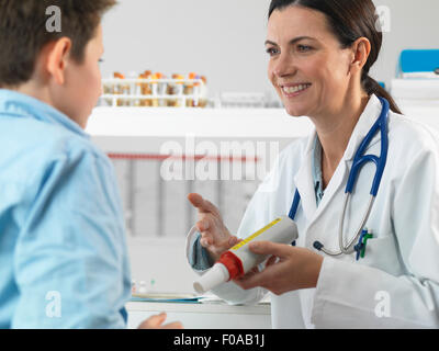 Arzt, Lungenfunktionstest, kleiner Junge in Klinik zu erklären Stockfoto