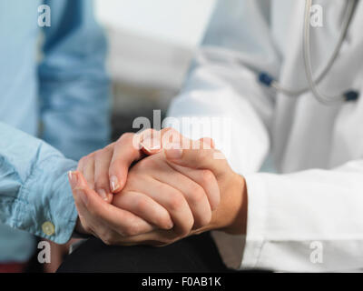 Arzt tröstlich jungen in Klinik Stockfoto