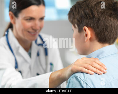 Arzt tröstlich jungen in Klinik Stockfoto