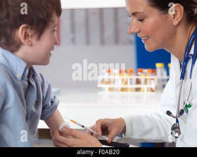 Arzt tröstlich jungen in Klinik Stockfoto