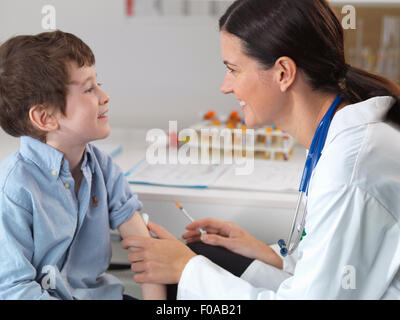 Arzt tröstlich jungen in Klinik Stockfoto